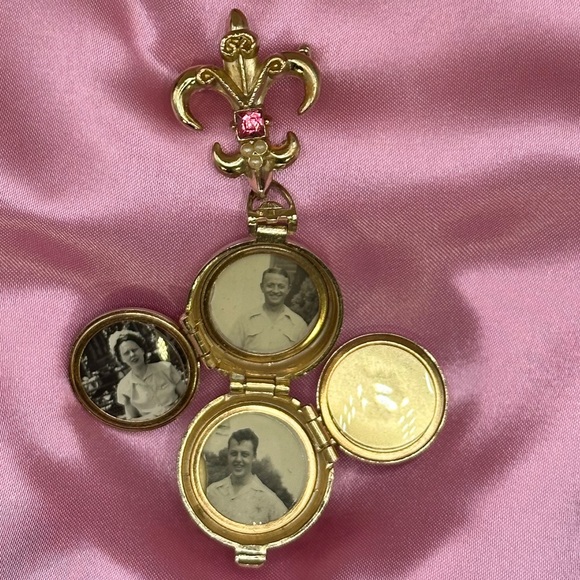 BROOCH: Rare vintage Pegasus, coral gold tone, rose, pink, locket, one of a kind - Picture 3 of 17